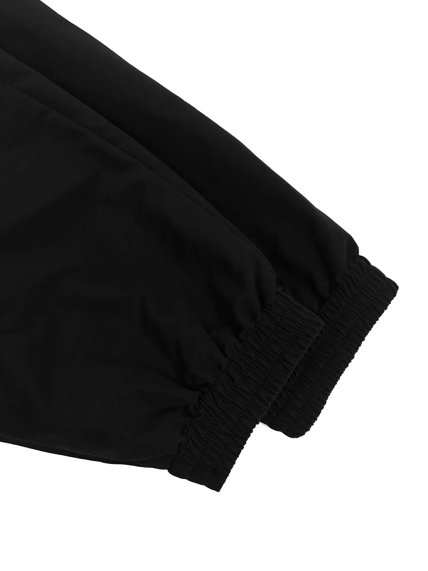 Acn Studios zippered jacket with embroidered logo, custom-made Shuoyi lightweight nylon, light and drapey, matte and smooth, dark night black dip-dyed body, embodying the unique cool and restrained aesthetics of Scandinavia. Geometric contrasting color patches on the body with smooth topstitching, deconstructed Retro sports Classic silhouette, like the cold light and shadow of Northern Europe, creating a neat order of ready-to-wear. Handwritten floral Acne Studios embroidery logo echoes the front and rear. It is an unobtrusive brand narrative symbol. The inner Breathable mesh ensures that the wearer is transparent and dry. It can be used as a set with the same Series sports bottoms to create a complete look. The relaxed silhouette and the minimalist and elegant texture can quietly blend and symbiosis in the set. Process 1: Use imported machine embroidery process. Use advanced computer control system and precision mechanical components to realize the Acne Studios logo work. High precision. The lines are smooth and delicate. Process 2: Contrast color inlay and hemming process. Black The white contrasting color pieces are positioned with counter-molds to ensure that the welt is always in the center of the seam. Double-needle chain stitch is used for sewing. One stitch fixes the welt and the cut piece. One stitch is synchronously overlocked. Process 3: The fabrics have been fermented and washed. The texture is better and not easy to deform. Not easy to shrink. Not easy to fade. Maintain long-term beauty. Accessories: Customized 1:1 Acne zipper. Customized 1:1 Acne pig nose button. Customized 1:1 Acne trademark. Version: Loose fit Size: 44 46 48 50 Style number: BB